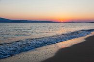 Zonsondergang met rustige zee op het strand van Naxos, Griekenland. van Eyesmile Photography thumbnail