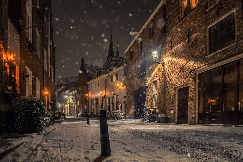 Binnenstad Deventer in de sneeuw, 's nachts van Martin Podt