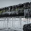 IJspegels aan een houten steiger bij een Zweeds meer van Merlijn Arina Photography