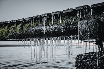 IJspegels aan een houten steiger bij een Zweeds meer van Merlijn Arina Photography
