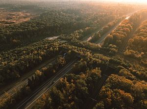 Brücke für Wildtiere, die eine Autobahn und eine Eisenbahnstrecke in der Natur überquert