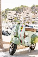 Vintage Vespa-Roller im Hafen von Port de Sóller