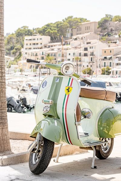 Vintage Vespa-Roller im Hafen von Port de Sóller von Evelien Oerlemans