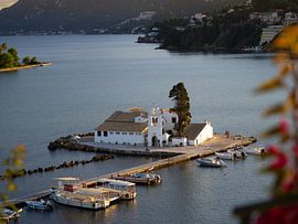 Weißes Kloster in einer Bucht auf der Insel Korfu | Reisefotografie Griechenland von Teun Janssen