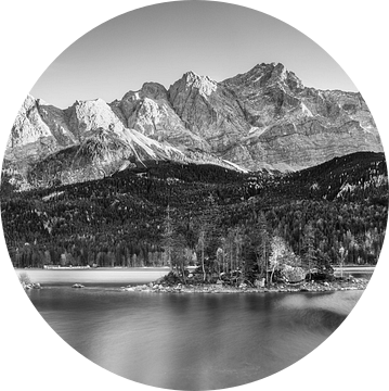Eibsee bij Garmisch Partenkirchen in Beieren. Zwart-wit beeld. van Manfred Voss, Schwarz-weiss Fotografie