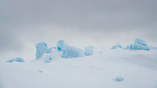 Fragments bleus dans la neige – Antarctique