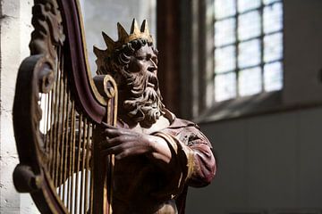Eeuwenoude sculptuur van koning David in de Grote Kerk in Breda van Peter de Kievith Fotografie