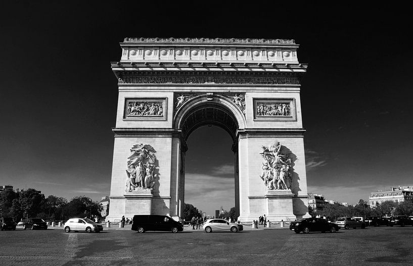 The Arc de Triomphe (black and white) by Be More Outdoor