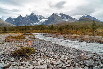 Rivier met gebergte in de achtergrond. van Axel Weidner