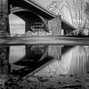 Waalbrücke spiegelbildlich in schwarz-weiß von Lex Schulte