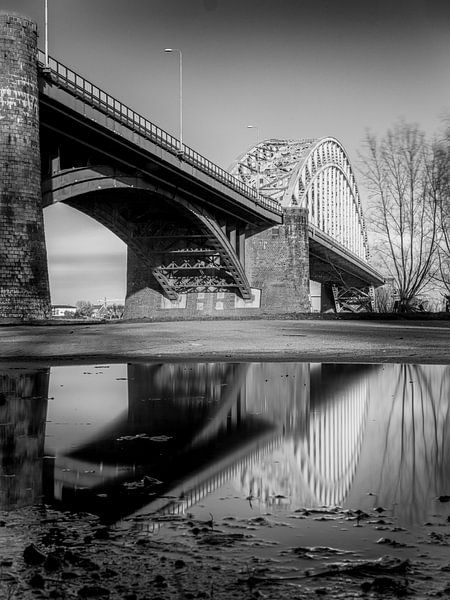 Waalbrücke spiegelbildlich in schwarz-weiß von Lex Schulte