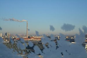 Industrielle Skyline von Berlin umrandet von Eismustern