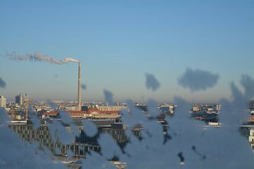 Industriële Skyline van Berlijn omrand door IJspatronen van Minimalistiche reisfotografie by.Rieneke