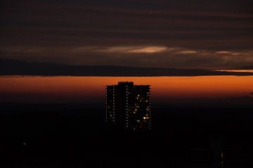 Zonsondergang bij een flat van Roel Van Cauwenberghe