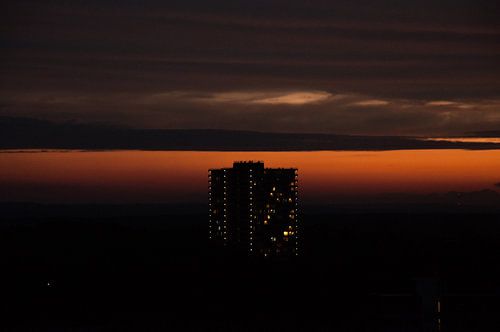 Zonsondergang bij een flat
