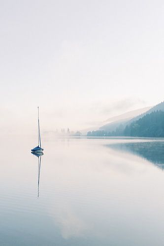 Bateau dans le brouillard | Lever de soleil sur un lac en Allemagne entre les montagnes | Photograph