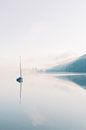 Boot in de mist | Zonsopkomst bij meer in Duitsland tussen de bergen | Reisfotografie wall art van Milou van Ham thumbnail
