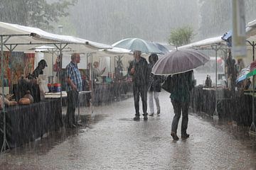 Een plensbui op de Kunstmarkt in Gemert van Tineke Mols