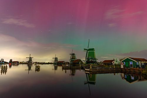 Cathatinahoeve Zaanseschans dans les aurores boréales