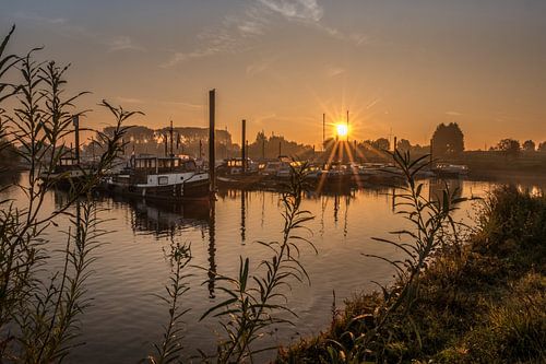Prachtige zonsopkomst bij haven