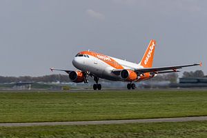 EasyJet-Jet landet reibungslos auf dem Flughafen Schiphol
