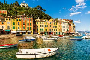 Blick auf das Dorf Portofino, Boote im Yachthafen. Ligurien, Italien