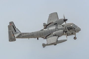 Flyby van een Grumman OV-1D Mohawk (01-5958). van Jaap van den Berg