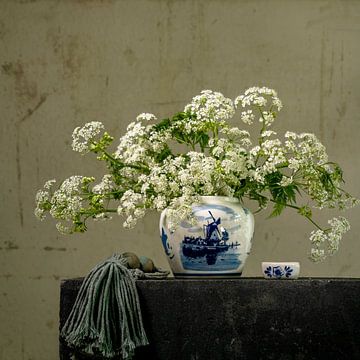Stilleben mit Blumen. Delfter Blau. Blüte. von Alie Ekkelenkamp