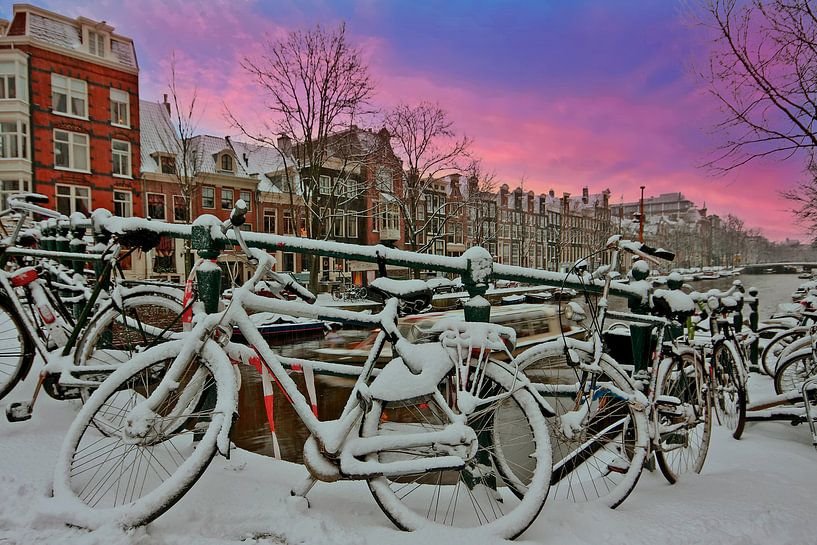Amsterdam enneigée sur les canaux avec un coucher de soleil par Eye on You