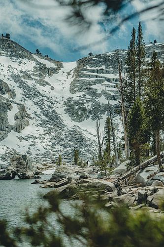 Ein See auf dem Gipfel eines verschneiten Berges