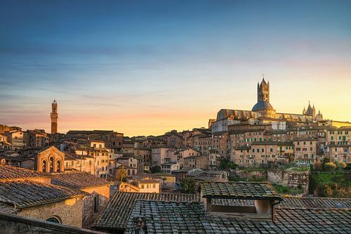 Siena's gouden skyline, kathedraal en Torre del Mangia bij zonsondergang