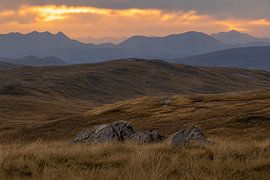 Paysage montagneux serein au coucher du soleil – Photographie de paysage cinématographique et artistique, baignée par la lumière chaude du soir