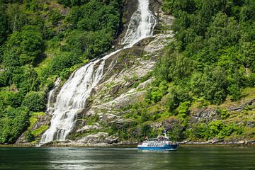 View to the Geirangerfjord in Norway van Rico Ködder