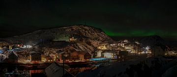 Panorama of Nyksund in the northern lights