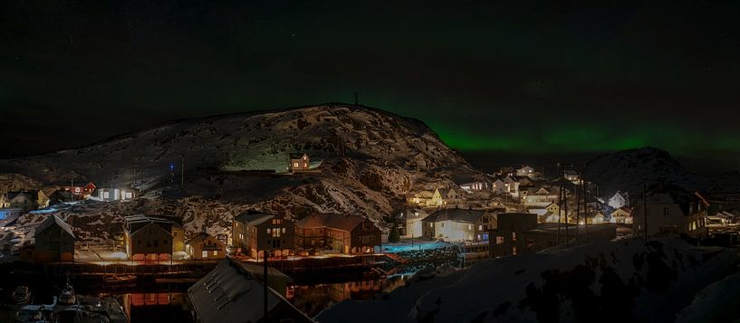 Panorama von Nyksund im Nordlicht von Kai Müller