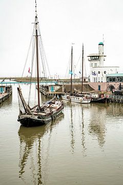 Haven van Harlingen met boten. van Alie Ekkelenkamp