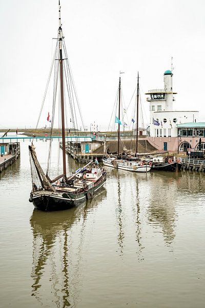 Port de Harlingen avec des bateaux. par Alie Ekkelenkamp