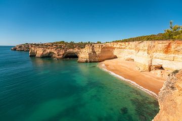 Strand in de Algarve Portugal van Leo Schindzielorz