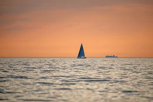 Schifffahrt bei Sonnenuntergang an der Ostsee