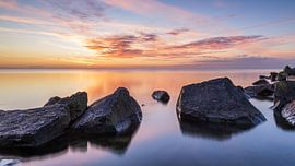 Lange Belichtungszeit bei Sonnenaufgang am IJsselmeer mit Felsen bei Den Oever von Bram Lubbers