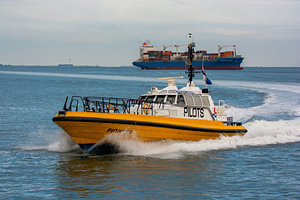 Lotsenboot bei der Einfahrt in den Hafen von Scheveningen
