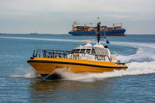 Loodsboot tijdens het in varen van de haven Scheveningen