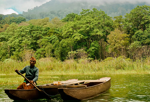 Flussüberquerung in Indonesien