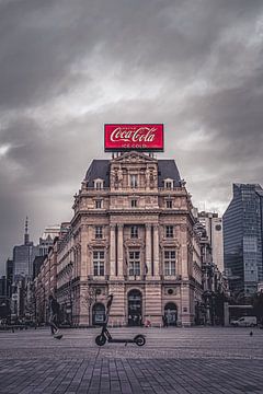 Groot Coca Cola reclamebord op classicistisch gebouw, Brouckèreplein Brussel van Daan Duvillier | Dsquared Photography