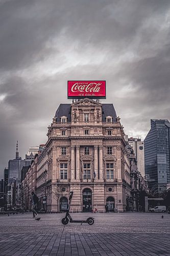 Große Coca-Cola-Plakatwand am klassizistischen Gebäude, Place Brouckère Brüssel