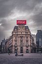 Groot Coca Cola reclamebord op classicistisch gebouw, Brouckèreplein Brussel van Daan Duvillier | Dsquared Photography thumbnail