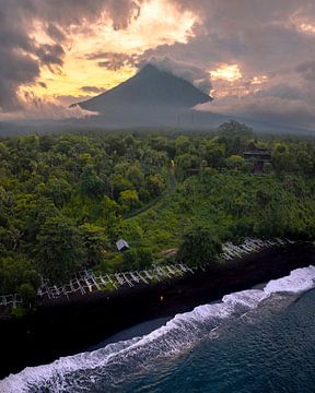 Amed Beach Bali – Vulkanische Küste bei Sonnenuntergang von Ewold Kooistra