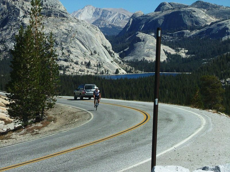 Cyclist on Tioga Road in Yosemite National Park by Dirk Fotografie