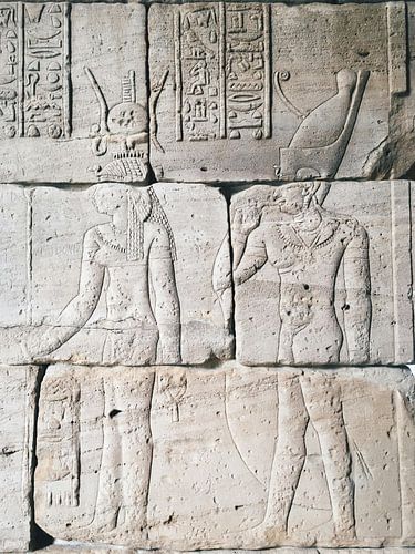 Deux dieux avec des hiéroglyphes en Egypte