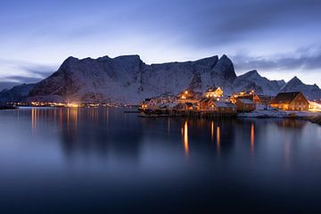 Blick von Olenilsøy auf Sakrisøy mit dem Reinebringen dahinter